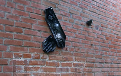 В Полтаве вандалы разбили мемориал участникам АТО