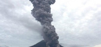 Из-за внезапно проснувшегося вулкана в Индонезии погибло семеро. Видео