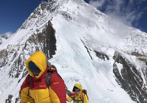 Эверест забирает жизни альпинистов. Фото