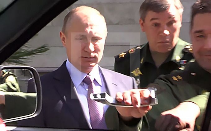 Хит сети: генерал РФ сломал ручку двери перед Путиным. Видео