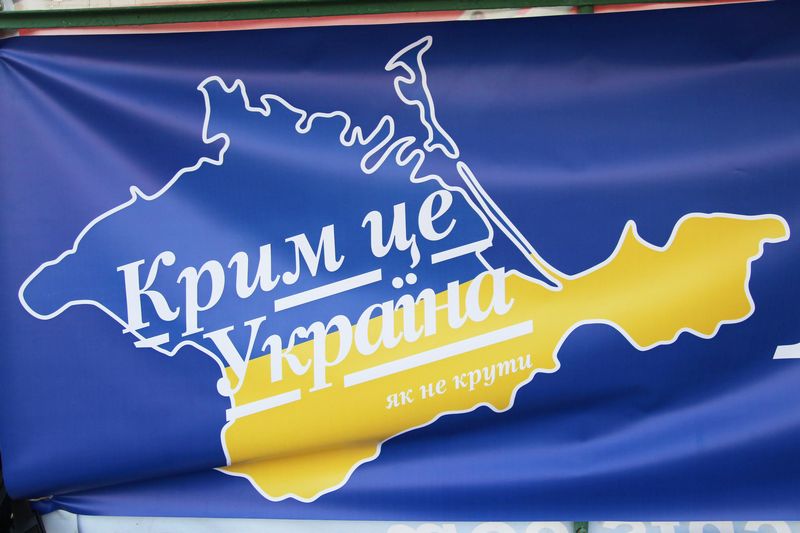 Крым – это Украина: выпускницы пришли на праздник в вышиванках. Фото