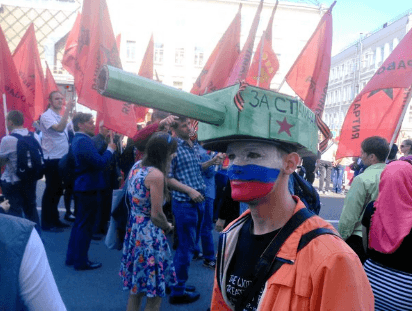 Маразм России: в сети потроллили костюм с танком ко Дню Победы. Фото