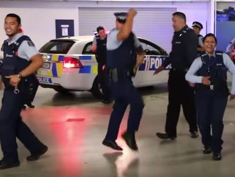 Танцующие полицейские стали звездами сети. Видео