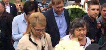 Савченко не приняла цветы Тимошенко. Фото