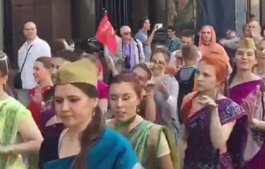 Хит сети: кришнаиты отпраздновали День Победы в Москве. Видео
