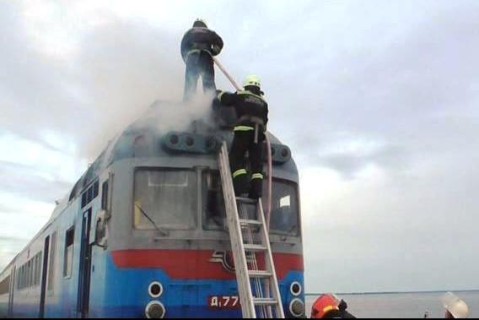 В Черкасской области на ходу загорелся поезд с пассажирами. Фото