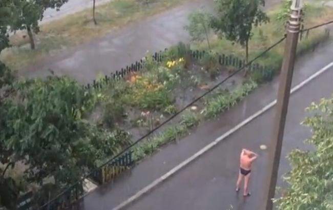 Когда тарифы на воду «кусаются»: киевлянин «взорвал» сеть купанием на улице. Видео
