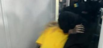 Опубликовано видео, как полиция за волосы вытащила «айдаровку» из зала суда