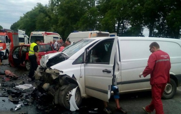 ДТП на трассе Киев-Чоп: погибли беременная женщина и ребенок. Фото