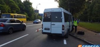 В Киеве маршрутка врезалась в столб: 9 пострадавших. Фото