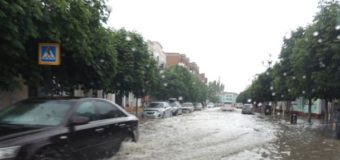 Сильный ливень в Керчи: под водой оказались несколько улиц. Видео