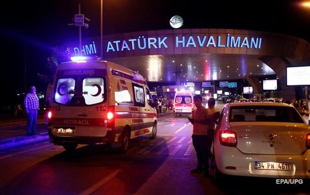 Двое украинцев остаются в больнице после взрыва в аэропорту Стамбула