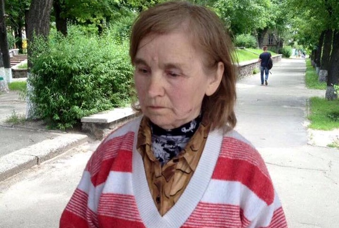 Киевляне ищут родных женщины, которая вышла из дома и потеряла память. Фото