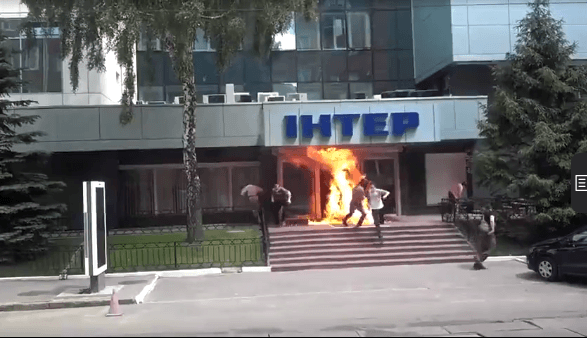 Опубликовано видео поджога главного офиса телеканала Интер в Киеве