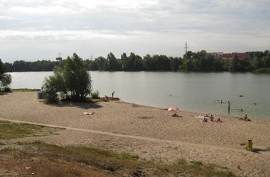 На одном из пляжей Киева запретили купаться