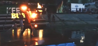 В Киеве на воде устроили огненное шоу. Видео