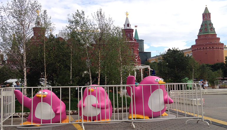 В сети высмеяли «арестованных» пингвинов в Москве. Фото