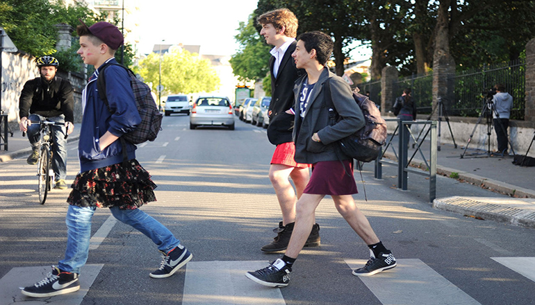 В британских школах новые нормы — мальчики будут носить юбки