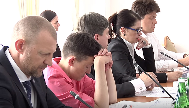 Хит сети: Надежда Савченко задремала на заседании комитета Рады. Видео