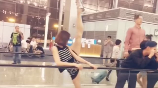 «Бешеный» танец в пекинском аэропорту «порвал» сеть. Видео