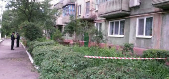 В Мариуполе во дворе жилого дома нашли гранату. Фото