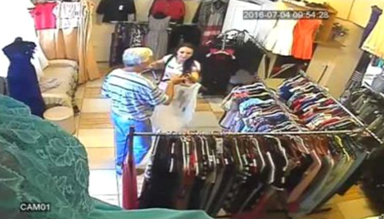 Под Одессой сняли на видео, как женщина крадет платье. Видео