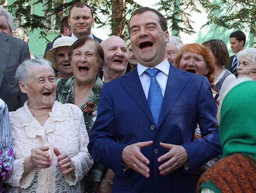 Беззубый Медведев и пенсионеры: свежие фотожабы «взорвали» сеть
