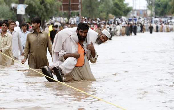 На севере Пакистана наводнение смыло мечеть с людьми