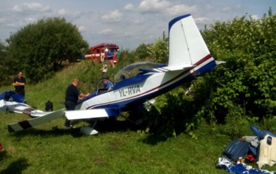 При аварийной посадке под Львовом у самолета оторвало правое крыло. Фото