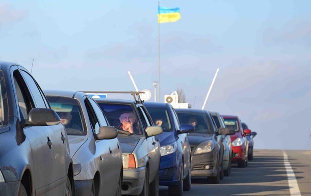 Полтысячи авто стоят в очереди на КПП в Донбассе