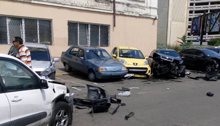 ДТП в Киеве: пенсионер на Toyota протаранил 9 машин. Фото