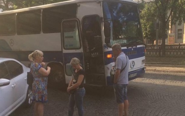 В центре Днепра четверо автоматчиков в масках напали на рейсовый автобус