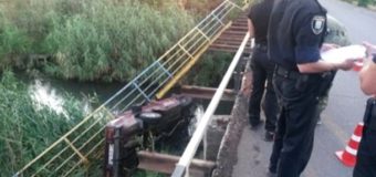 В Мариуполе машина с военными упала с моста в реку. Фото