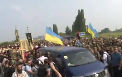 Активисты пытались забросать крестный ход УПЦ яйцами. Видео