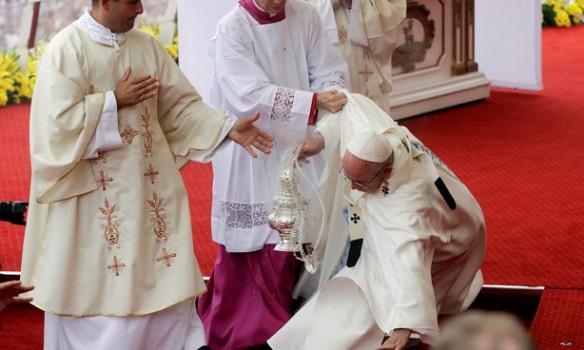 Папа Римский внезапно упал перед началом мессы. Видео
