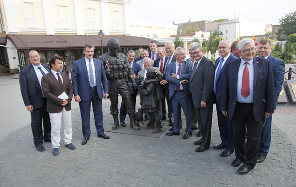 Французские депутаты целовали памятники в Крыму: Украина осудила визит