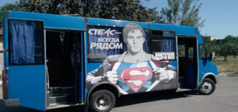 В Бердянске водитель автобуса учит пассажиров вежливости