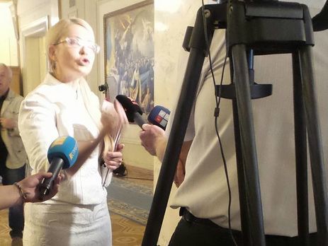 Юля-Золушка: Тимошенко вновь троллят за ажурные туфли. Фото