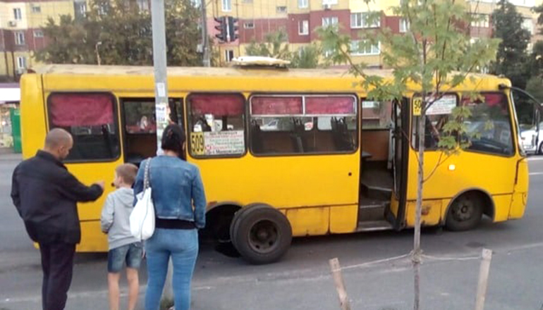 Фотофакт: у киевской маршрутки на ходу отвалилось колесо
