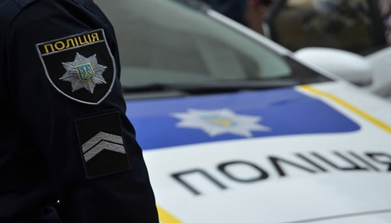 В Киеве мужчина прятался от полиции в витрине магазина. Фото