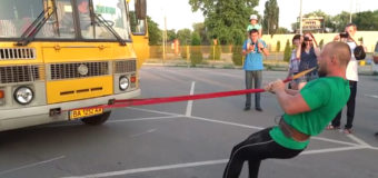 Украинец протянул 5-тонный автобус зубами. Видео