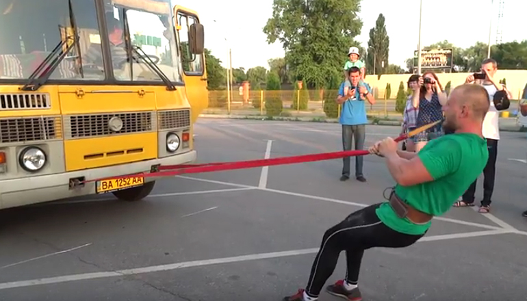 Украинец протянул 5-тонный автобус зубами. Видео