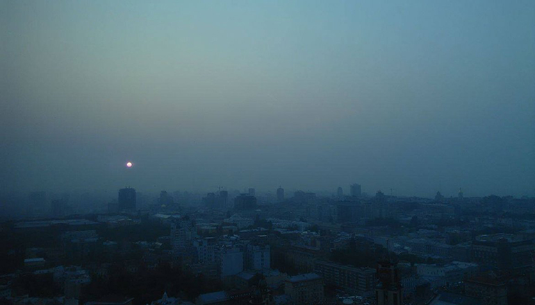 Аномалия: солнце над Киевом стало красным