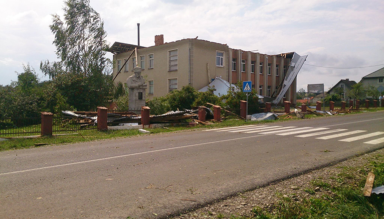 Фотофакт: ураган на Прикарпатье снес крыши с домов