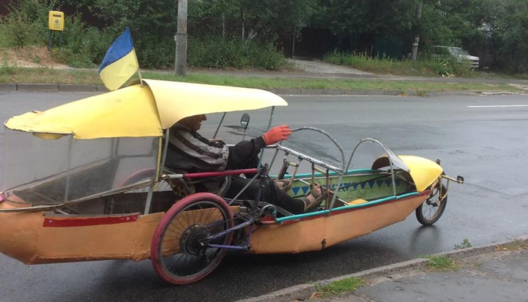 По Киеву ездит дед на вело-лодке. Фото