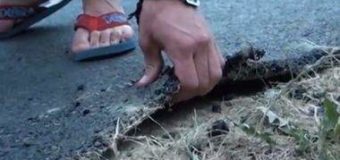 Украинцы снимают голыми руками асфальт с дорог