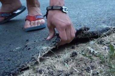 Украинцы снимают голыми руками асфальт с дорог