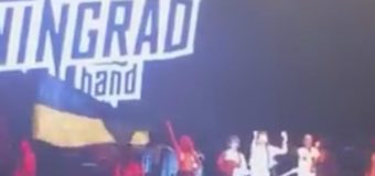 На концерте группы Ленинград у самой сцены развернули флаг Украины. Видео