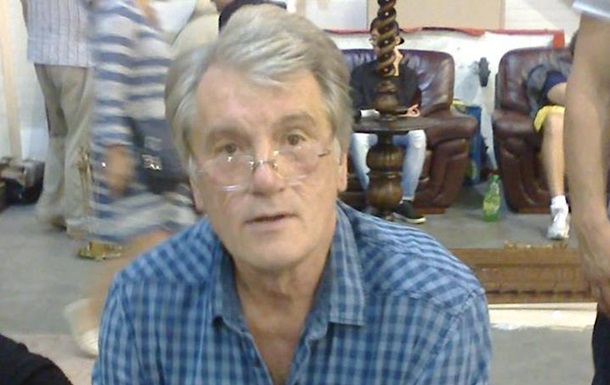 Ющенко на рынке торгует вышиванками: эксперты объяснили ситуацию. Фото