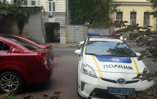 Киевлян возмутило, как девушка-коп припарковала полицейское авто. Фото
